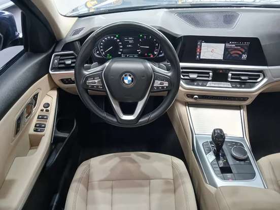 BMW-320i-2021