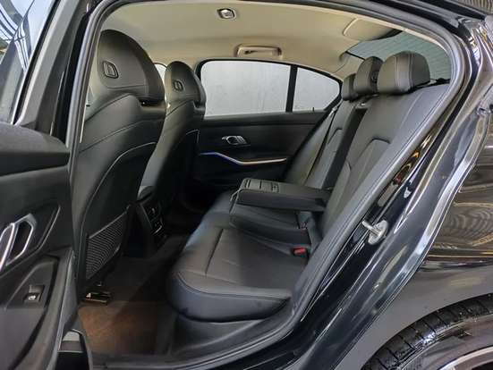 BMW-320i-2021