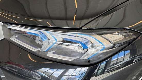 BMW-320i-2023