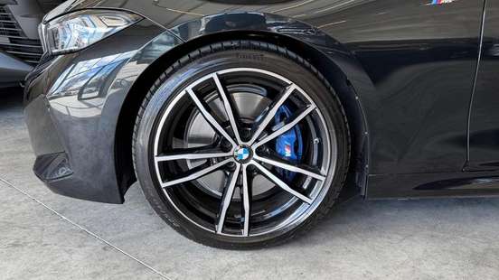 BMW-320i-2023