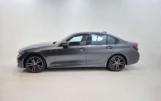 BMW-320i-2021