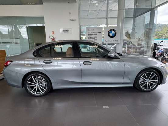 BMW-320i-2023