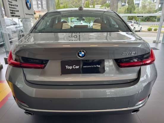 BMW-320i-2023