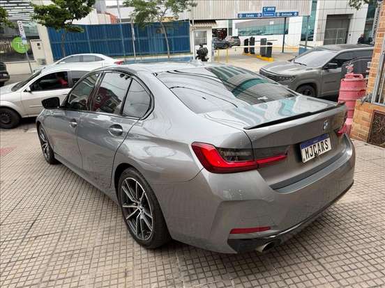 BMW-320i-2022