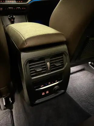BMW-330e-2021