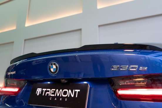BMW-330e-2022