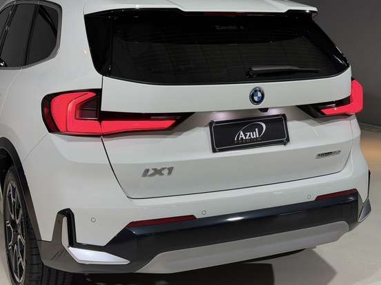 BMW-iX1-2024