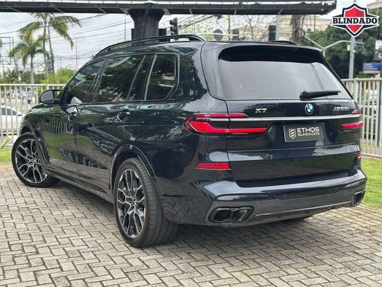BMW-X7-2024