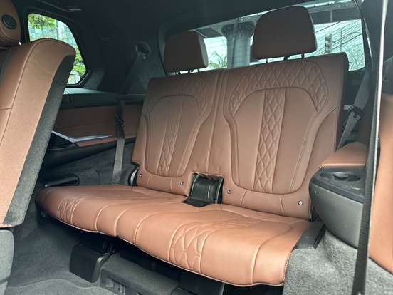 BMW-X7-2024