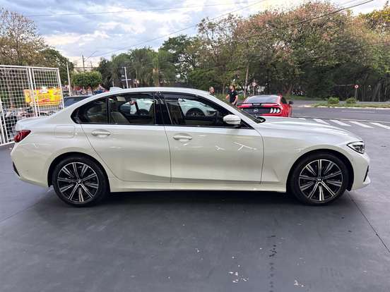 BMW-320i-2021
