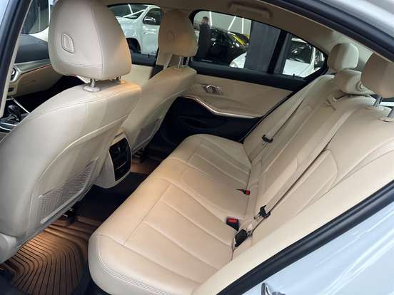 BMW-320i-2021