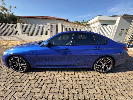 BMW-320i-2023