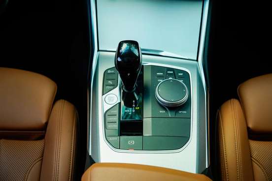 BMW-320i-2022