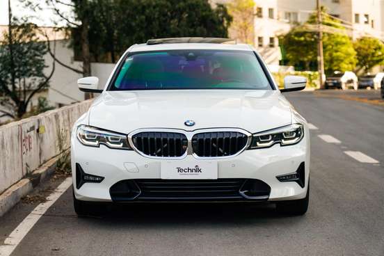 BMW-320i-2022