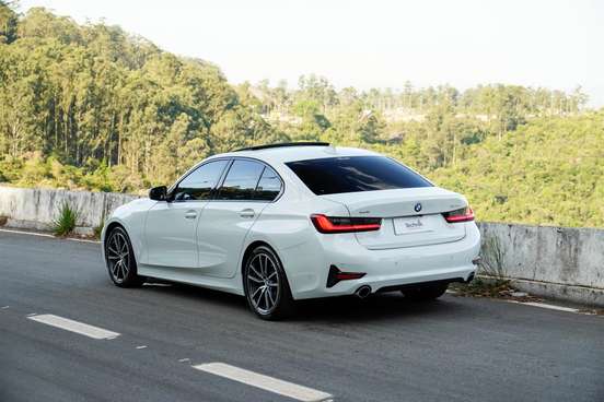 BMW-320i-2022