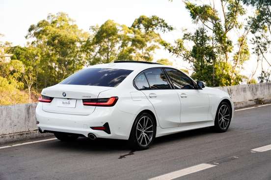 BMW-320i-2022