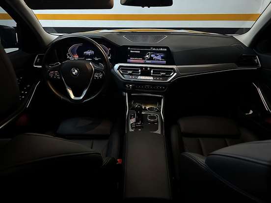 BMW-320i-2021