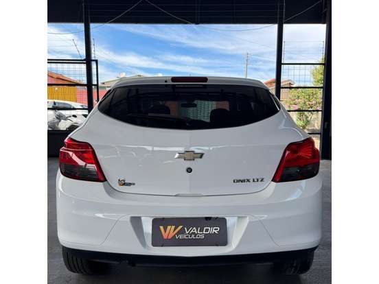 CHEVROLET-ONIX-2016