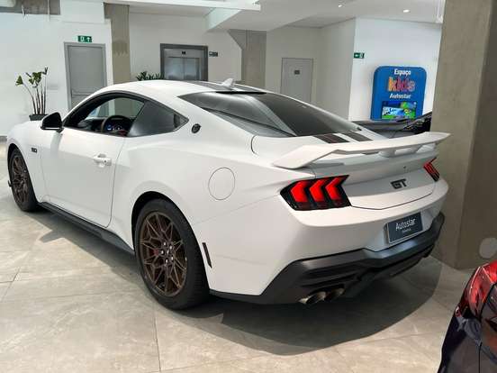 FORD-MUSTANG-2025