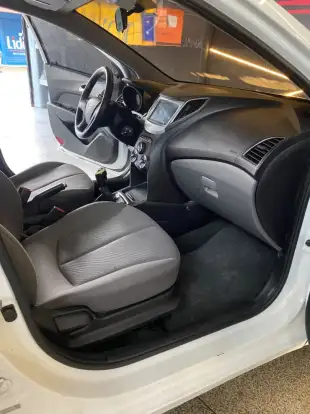 HYUNDAI-HB20S-2015