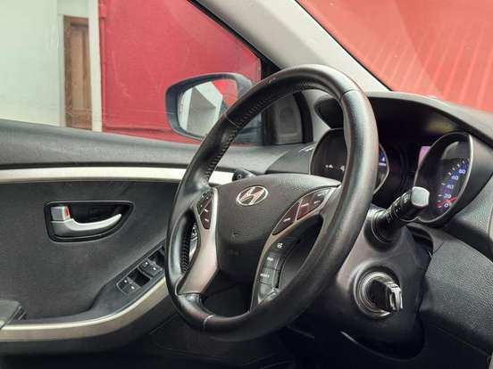HYUNDAI-I30-1.8 MPI 16V GASOLINA 4P AUTOMATICO HYUNDAI-I30-2015