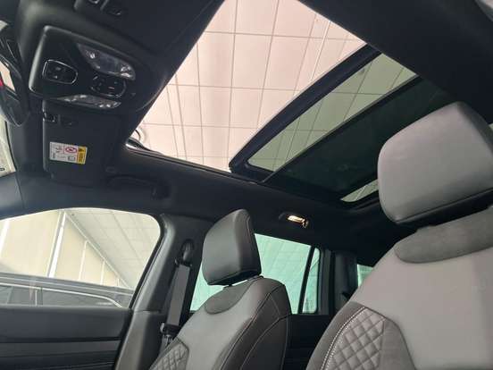 JEEP-COMMANDER-2.0 HURRICANE 4 TURBO FLEX BLACKHAWK AT9 JEEP-COMMANDER-2026
