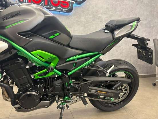KAWASAKI-Z900-2025