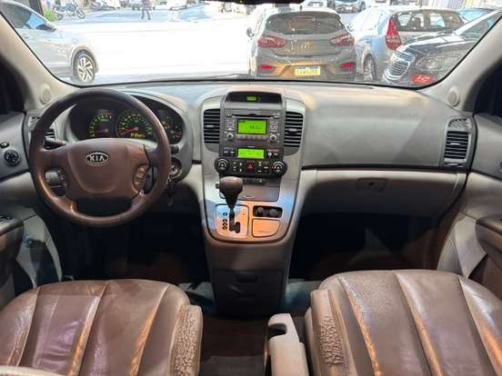 KIA-CARNIVAL-2012