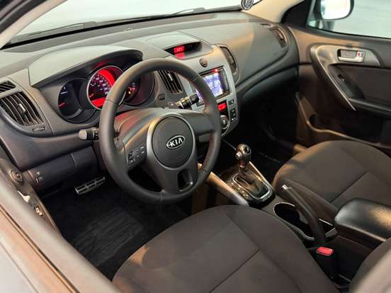 KIA-CERATO-1.6 E.221 SEDAN 16V GASOLINA 4P AUTOMÁTICO KIA-CERATO-2012