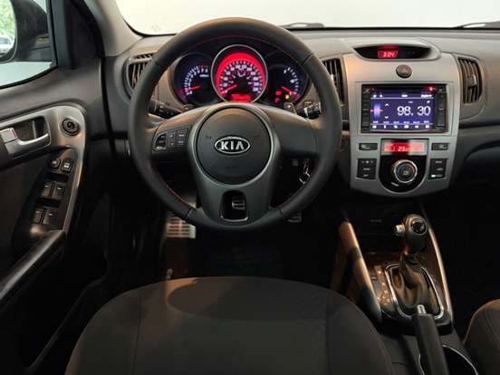 KIA-CERATO-1.6 E.221 SEDAN 16V GASOLINA 4P AUTOMÁTICO KIA-CERATO-2012
