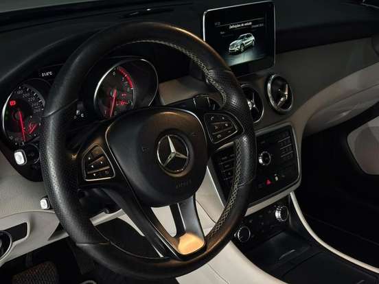 MERCEDES-BENZ-A 200-2016