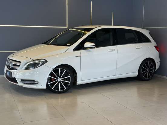 MERCEDES-BENZ-B 200-1.6 SPORT TURBO GASOLINA 4P AUTOMÁTICO MERCEDES-BENZ-B 200-2013