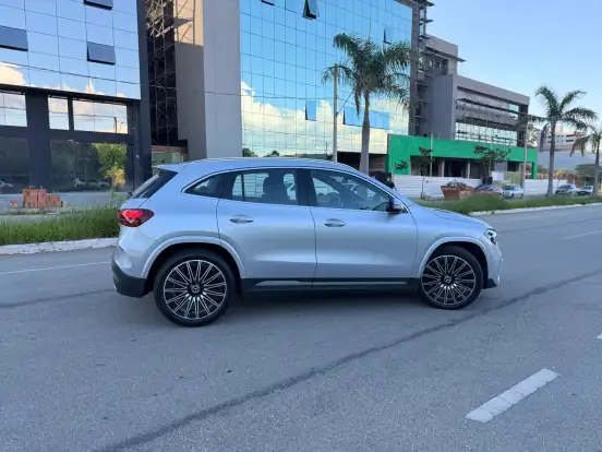 MERCEDES-BENZ-GLA 200-2024