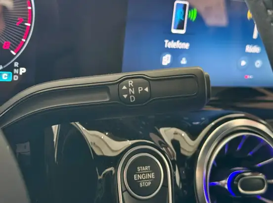 MERCEDES-BENZ-GLA 200-2024
