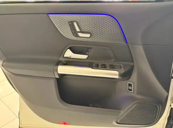 MERCEDES-BENZ-GLA 200-2024
