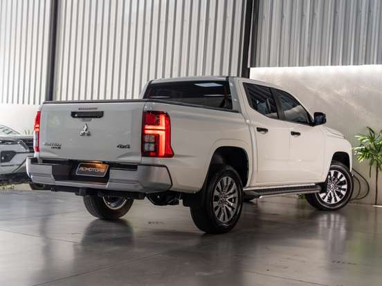 MITSUBISHI-TRITON-2.4 BITURBO DIESEL CD HPE-S 4X4 AUTOMÁTICO MITSUBISHI-TRITON-2025