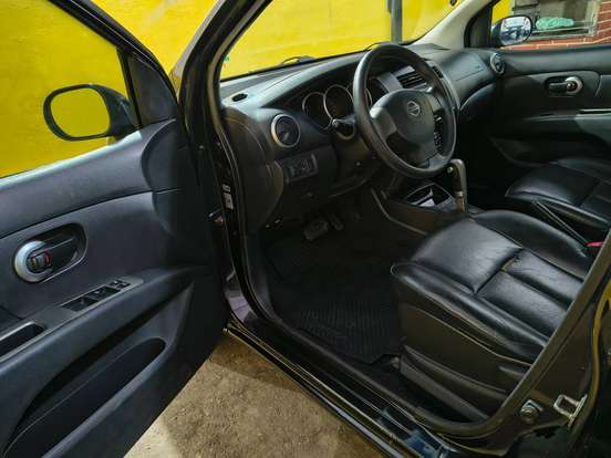 NISSAN-LIVINA-2011