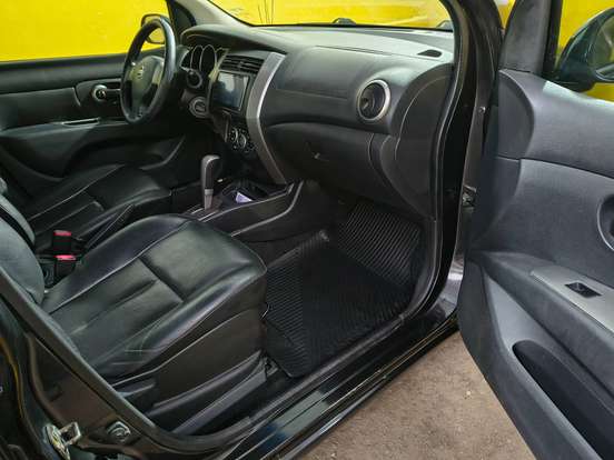 NISSAN-LIVINA-1.8 SL 16V FLEX 4P AUTOMÁTICO NISSAN-LIVINA-2011