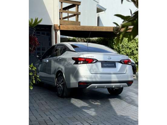 NISSAN-VERSA-2022