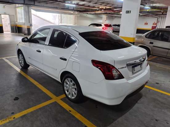 NISSAN-VERSA-2021