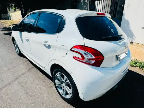 PEUGEOT-208-1.6 GRIFFE 16V FLEX 4P AUTOMÁTICO PEUGEOT-208-2015
