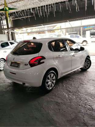 PEUGEOT-208-2018