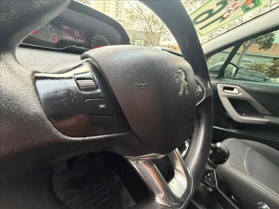 PEUGEOT-208-2016