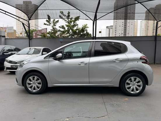 PEUGEOT-208-2019