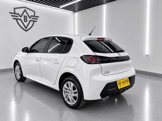 PEUGEOT-208-2021