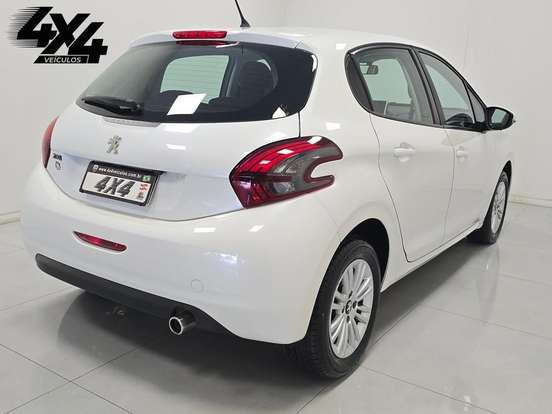 PEUGEOT-208-2018