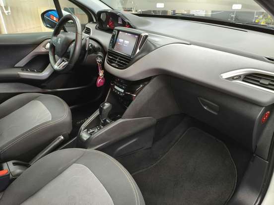 PEUGEOT-208-2016