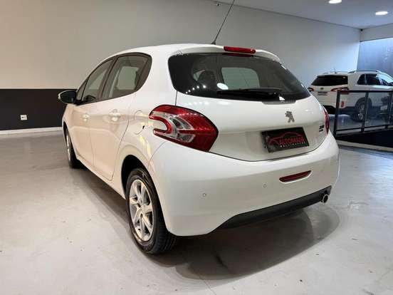 PEUGEOT-208-2015