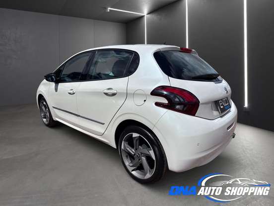 PEUGEOT-208-2018