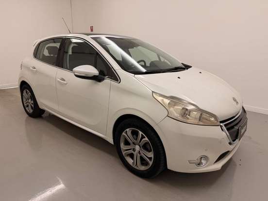 PEUGEOT-208-2015